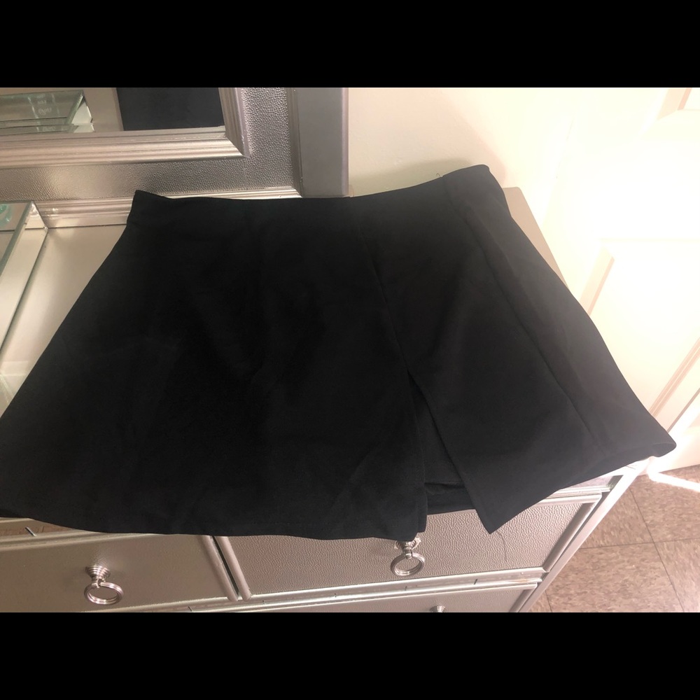 BRAND NEW BLACK SKORT $20